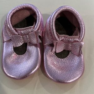 Freshly Picked bow mini sole size 6 Mocs metallic pink